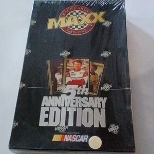 1988-1992 MAXX 5th ANNIVERSARY ED 300 CARD FACTORY SEALED SET.